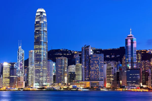 Hong kong skyline por la noche Imágenes de stock libres de derechos