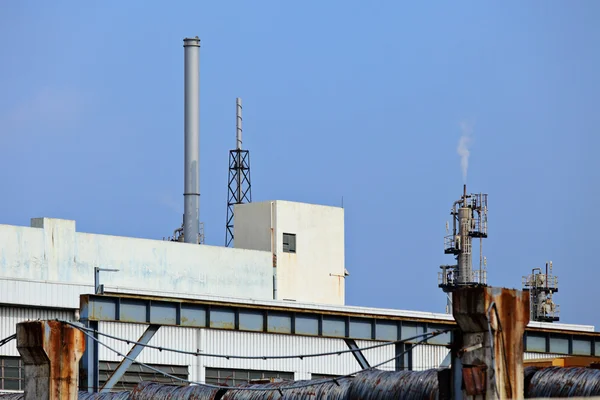 Industriellt landskap med fabriken skorsten — Stockfoto