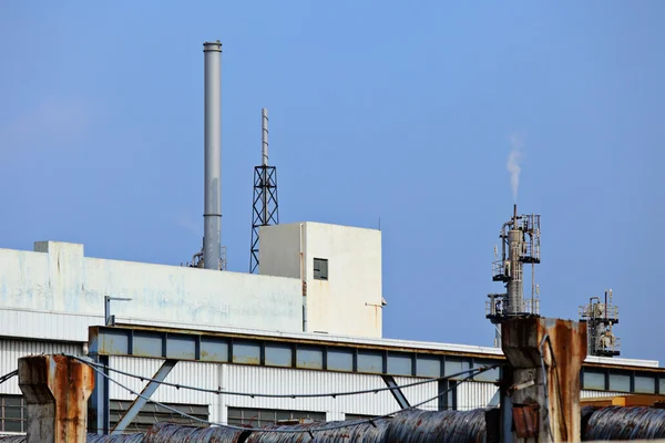 Industrielandschaft mit Fabrikschornstein — Stockfoto