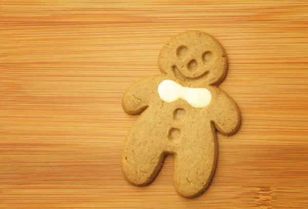 Cookie perník muž na dřevěné pozadí — Stock fotografie