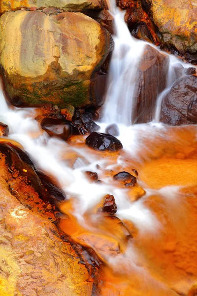Goldener Wasserfall — Stockfoto
