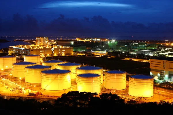 Tanques de aceite por la noche — Foto de Stock