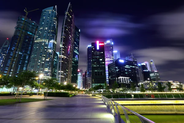 Singapur şehir alacakaranlıkta — Stok fotoğraf