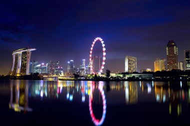 Singapur şehrinin gökyüzü geceleri
