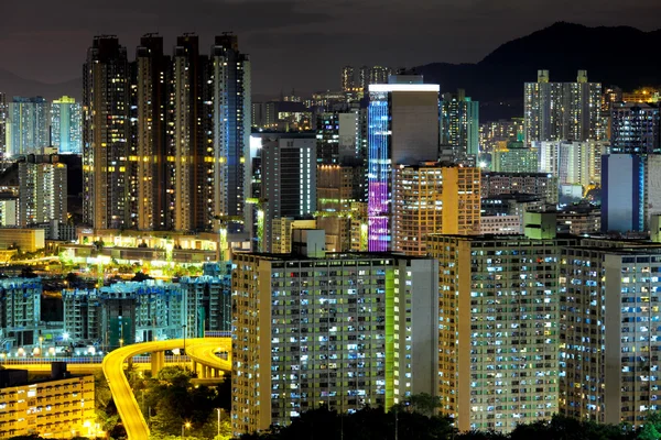 香港拥挤在夜间建筑 — 图库照片