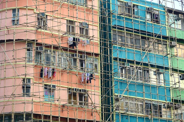 Bambusstillas i forbindelse med reparasjon av gammel bygning – stockfoto
