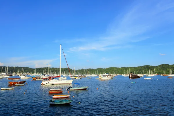 Yacht i bay — Stockfoto