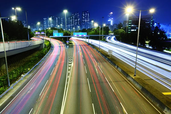 Közlekedési lámpák nyomvonalai éjjel — Stock Fotó