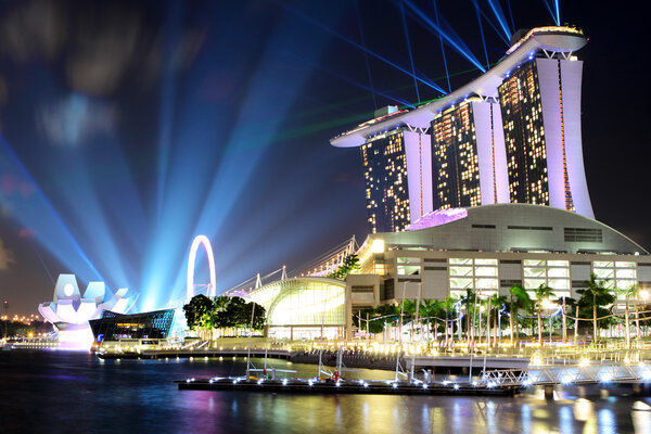 Городской горизонт Сингапура ночью