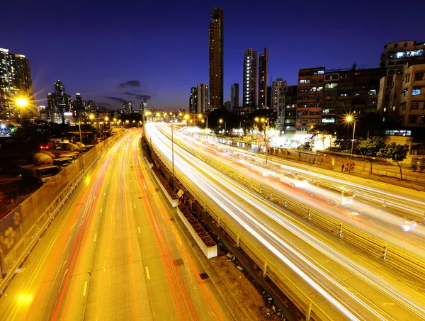 Senderos de semáforo por la noche —  Fotos de Stock