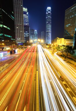 Gece trafik ışığı izleri