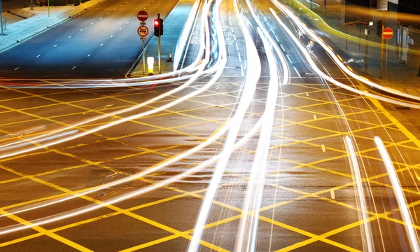 Автомобіль з розмитим світлом через місто вночі — стокове фото