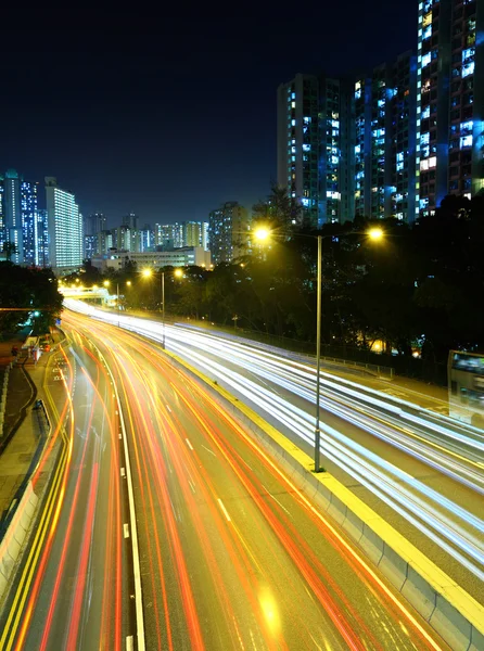 Trilhas de luz na estrada — Fotografia de Stock