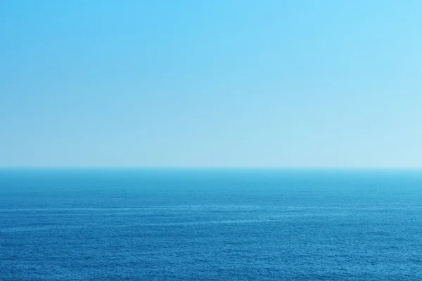 Голубое море и небо — стоковое фото
