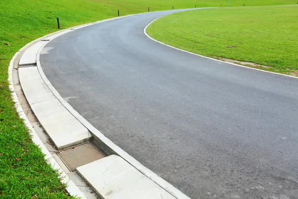 Caminho no campo de golfe — Fotografia de Stock