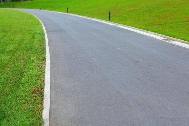 yol golf sahası içinde