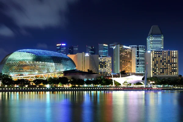 Singapore Skyline bei Nacht — Stockfoto