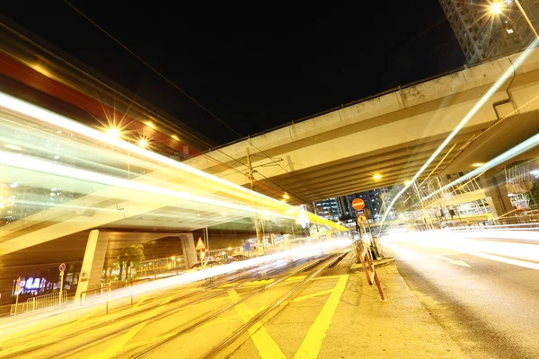 Provoz ve městě v noci — Stock fotografie