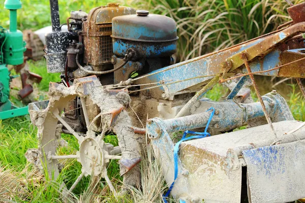 Viejo tractor abandonado — Foto de Stock