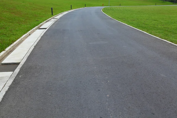 Caminho no campo de golfe — Fotografia de Stock