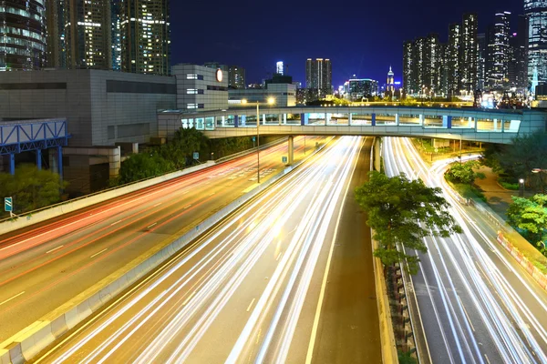 夜间城市的交通 — 图库照片