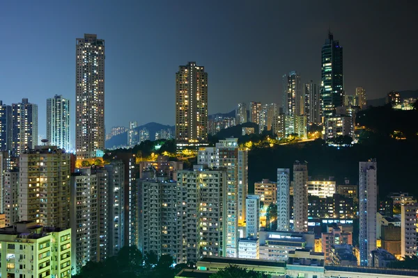 Edificio de apartamentos por la noche —  Fotos de Stock