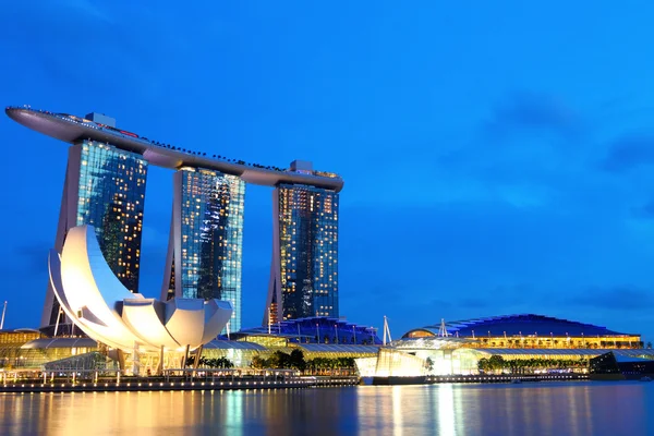 Singapore skyline à noite — Fotografia de Stock