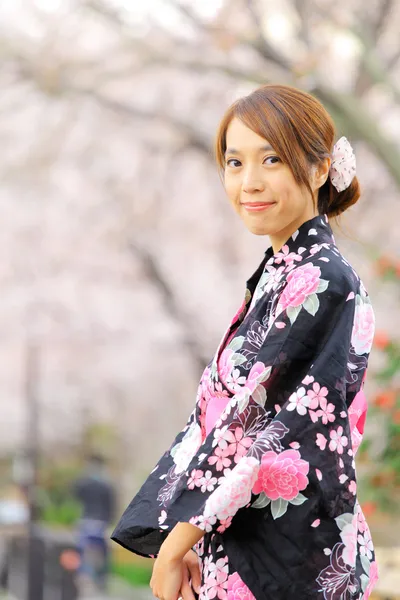 Japonya kimino elbiseli genç kız — Stok fotoğraf