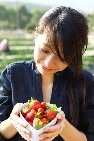 Sourire fille avec bol de fraise — Photo