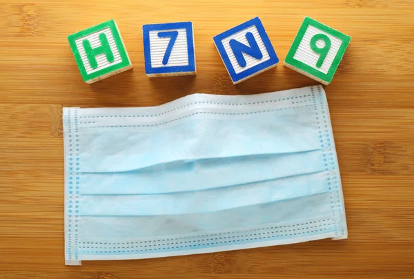 H7N9 alphabet block with protective face mask — Stock Photo, Image