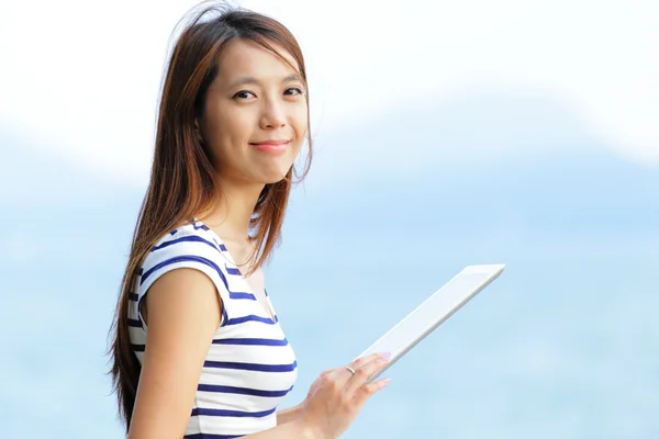 Young woman use tablet computer — Stock Photo, Image