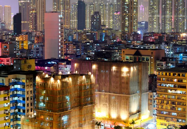 Mehrfamilienhaus in der Nacht in Hongkong — Stockfoto