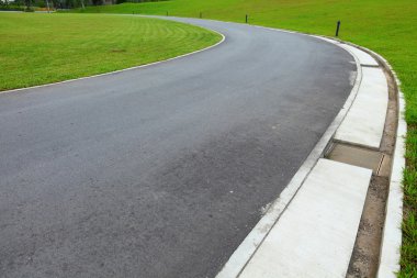 yol golf sahası içinde