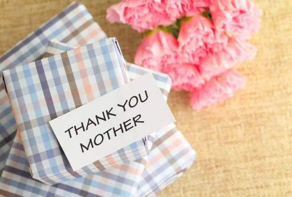 Regalo e garofani rosa fiore per la festa della mamma — Foto Stock