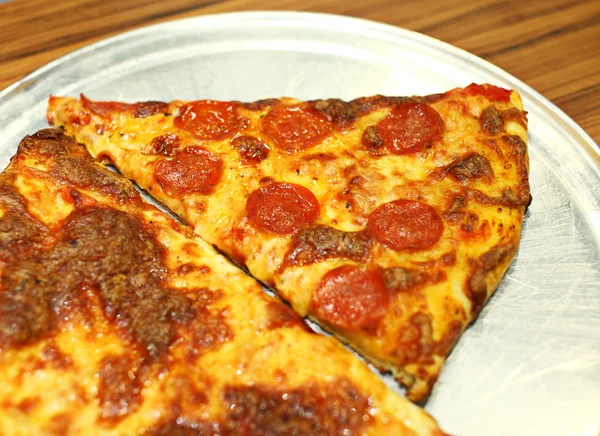 Prawdziwą pizzę z restauracji — Zdjęcie stockowe