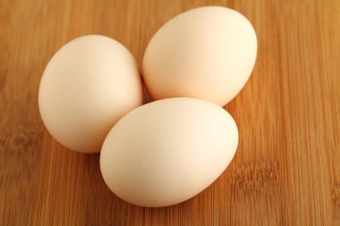 Tahta arka planda yumurtalar