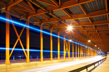 Tünel trafiğinde gece