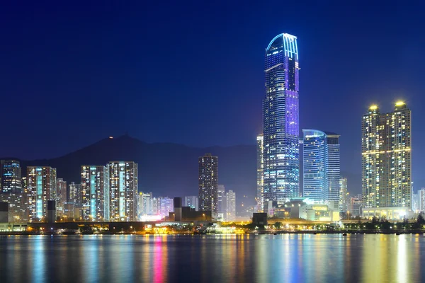 Edificio por la noche en Hong Kong — Foto de Stock