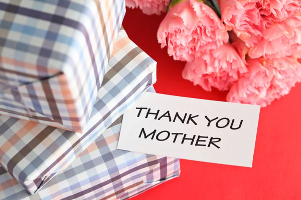 Regalo e garofani rosa fiore per la festa della mamma — Foto Stock