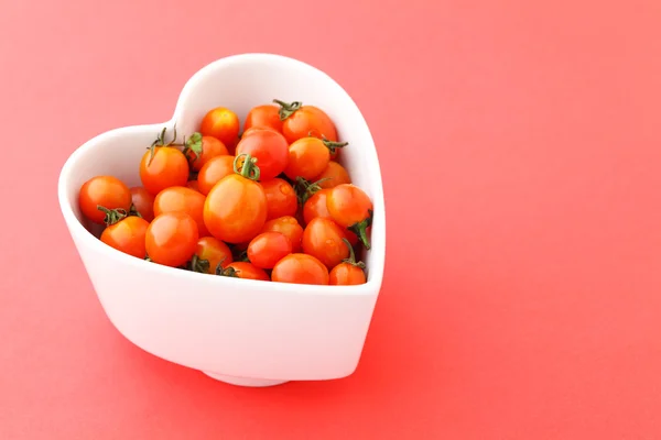 Cherry tomaat in hart vorm kom — Stockfoto