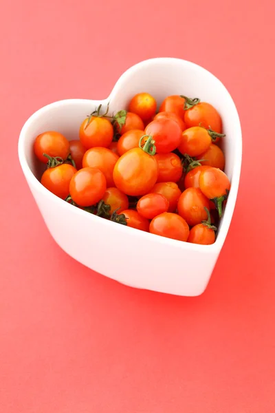 Tomate cerise dans le bol en forme de coeur — Photo