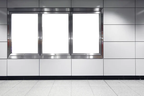 Cartelera en blanco en la estación de metro — Foto de Stock