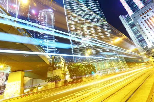 Modern stad med trafik på natten — Stockfoto