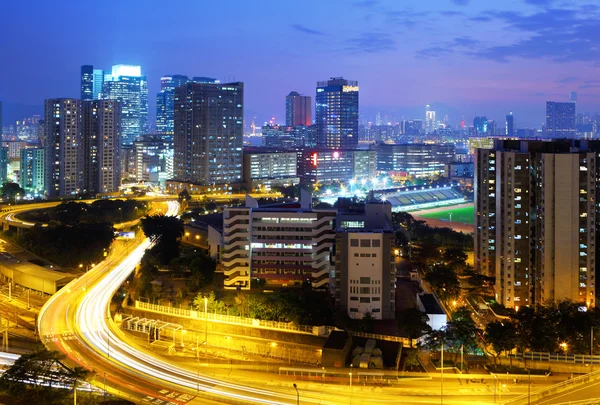 Traffico in città di notte — Foto Stock