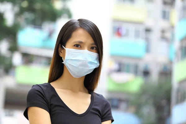 Aziatische vrouw slijtage Beschermend gezichtsmasker — Stockfoto