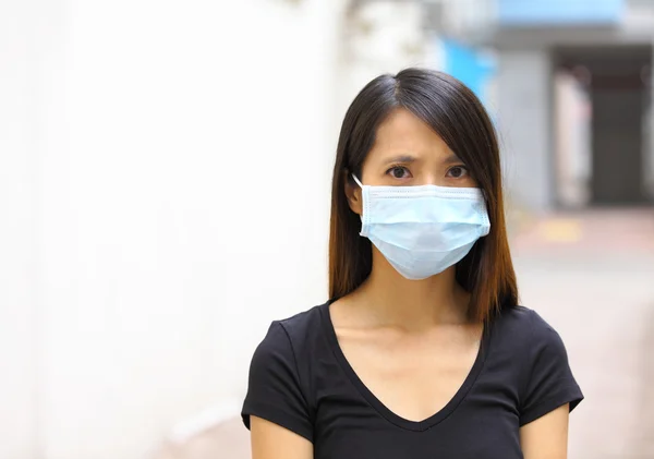 Mulher asiática usar máscara protetora — Fotografia de Stock
