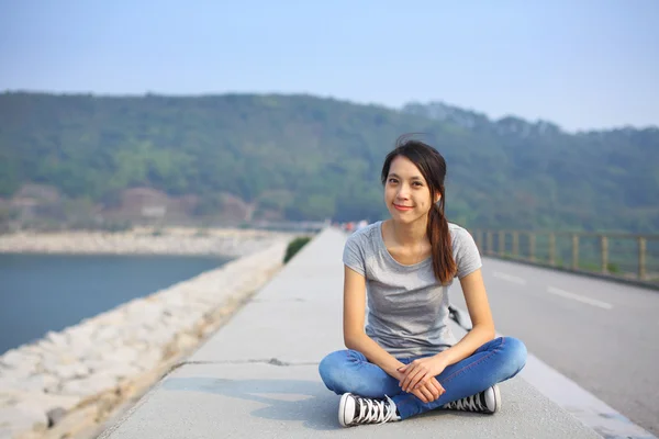 Fille sportive à l'extérieur — Photo