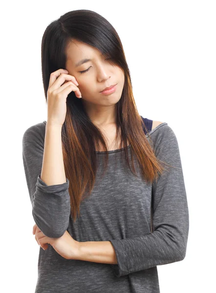 Ung kvinna med huvudvärk håller huvud — Stockfoto