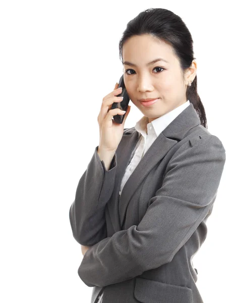 Aziatische zakenvrouw met behulp van mobiele telefoon — Stockfoto