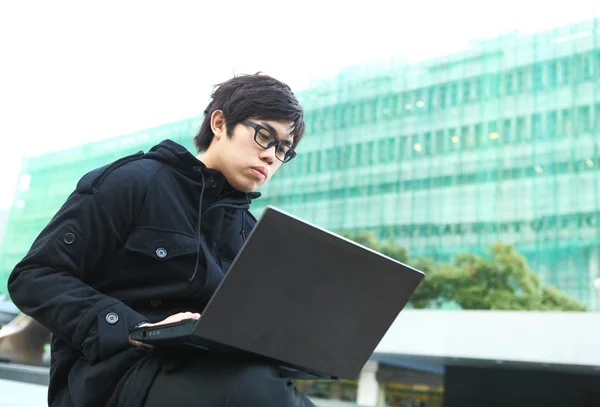 Mann benutzt Computer im Freien — Stockfoto